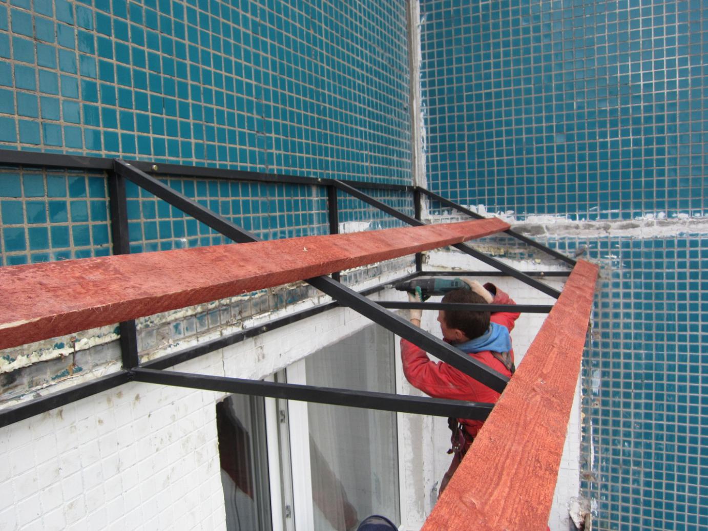 Установка крыши над балконом в ЖК Оквиль в Мальцево