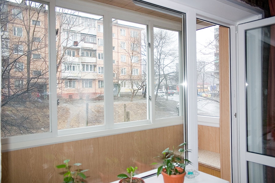 Тёплое раздвижное остекление балконов в Новгородово