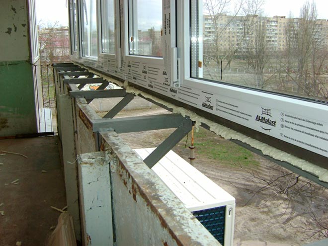 Остекление балконов с выносом в ЖК Маяковского